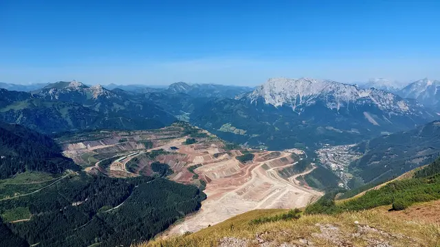 Im Tal rechts Eisenerz, dahinter Kaiserschild