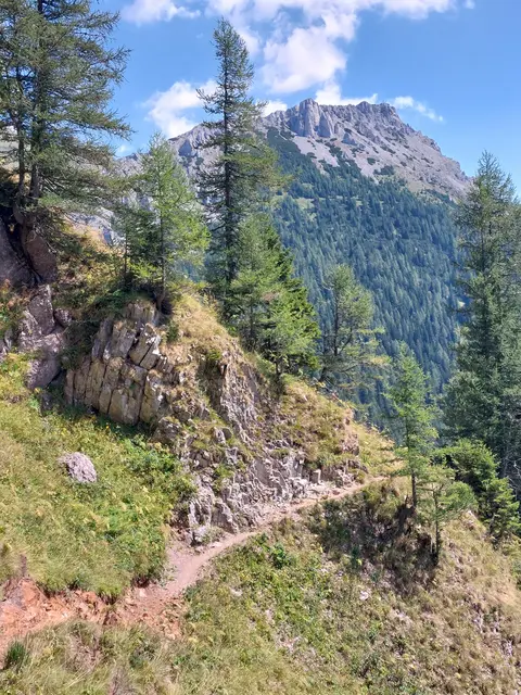 Am Knappensteig, mit Kindern Vorsicht - Seilversichert. Hintergrund Leobner Mauer