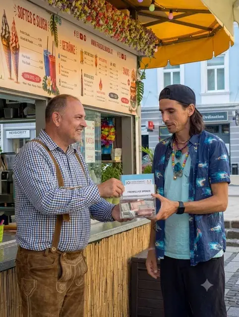 Faiasalamanda Mario Haber (rechts) überreicht Landesobmann Clemens Costisella (links) die gesammelten Spenden