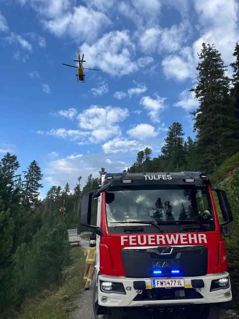 Feuerwehr und Bergrettung standen bei der schwierigen Bergung im Einsatz. | Foto: ZOOM.TIROL