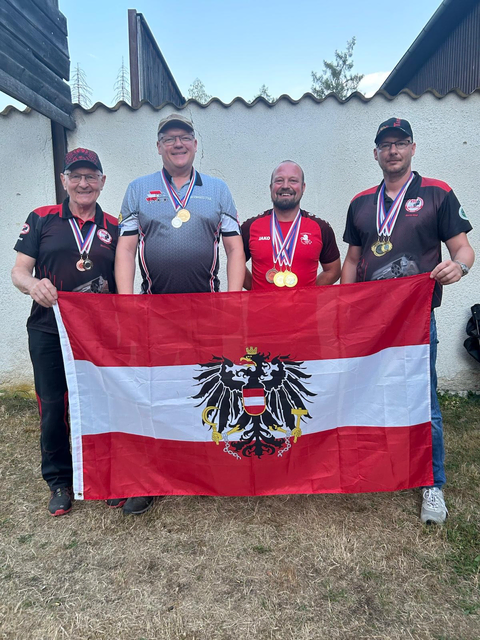 V.l.n.r.: Ein Teil der Tiroler Delegation bei den Europameisterschaften PPC1500 in Tschechien

Manfred Hörl (SG Hopfgarten)
Bernhard Paul (SG Hopfgarten)
Thomas Jäger (SG Kundl)
Martin Kögl (SG Hopfgarten) | Foto: Katharina Grassl