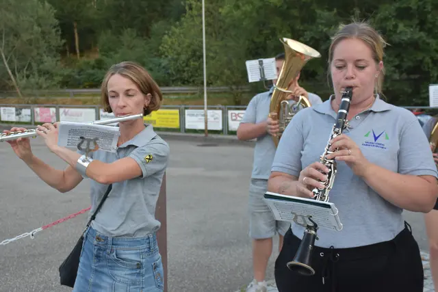 Der Schützenverein Pabneukirchen organisierte einen Empfang für die beiden Bronzemedaillen-Gewinner Fabian Steinkellner und Daniel Mayrhofer bei der Armbrust Europameisterschaft in Frankreich. Mit dabei der Musikverein Pabneukirchen.  | Foto: Zinterhof
