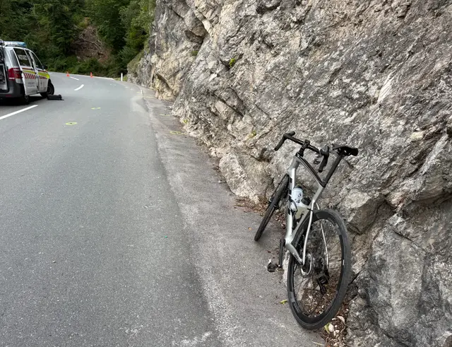 Auf der L4 in Kramsach kam ein 18-jähriger Rennradfahrer ums Leben. | Foto: ZOOM.TIROL