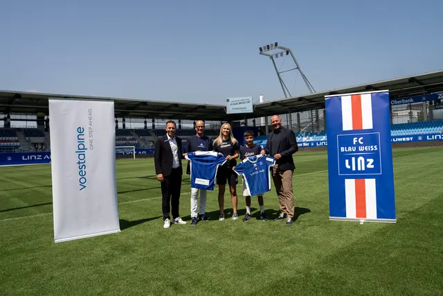 V.l.: Christoph Peschek (Geschäftsführer FC Blau-Weiß Linz), Mag. Wolfgang Mitterdorfer (Mitglied des Vorstands der voestalpine Steel Division) , Lea Krinzinger (Spielerin FC Blau-Weiß Linz /Kleinmünchen), Nachwuchsspieler des FC Blau-Weiß Linz, Dipl.-Ing. Hubert Zajicek, MBA (Mitglied des Vorstandes der voestalpine AG und Leiter der Steel Division) | Foto: FC Blau-Weiß Linz/Valant