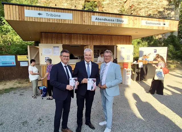Finanzlandesrat Anton Kasser mit Abgeordneten Franz Linsbauer in Gars, wo mit Regionalförderung gezielt in die Oper Burg Gars investiert wurde. | Foto: VP Gars