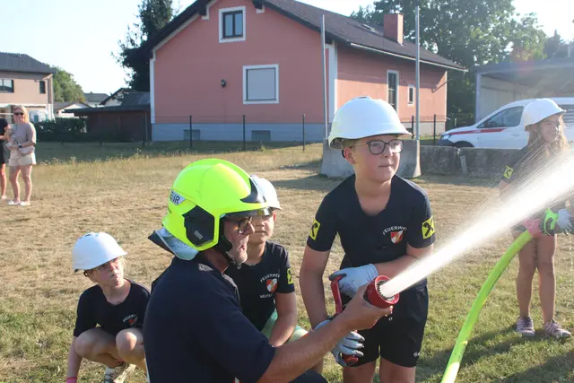 Bei den Übungen des Sommercamps der Freiwilligen Feuerwehr Neutillmitsch hatten die Kinder nicht nur viel Spaß, sie konnten auch einiges lernen. | Foto: Freiwillige Feuerwehr Neutillmitsch