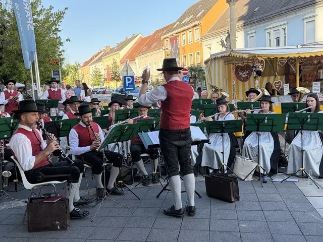 Die Stadtkapelle Leibnitz und die Volkstanzgruppe eröffneten das traditionelle Klapotetzfest am Hauptplatz. | Foto: Stadtgemeinde/Elisabeth Kure