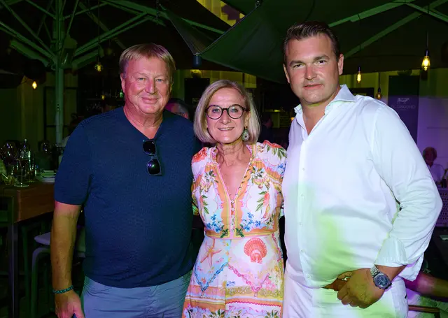 Landeshauptfrau Johanna Mikl-Leitner mit (v.l.) El-Gaucho-Erfinder Franz Grossauer und Michael Grossauer. | Foto: NLK Pfeiffer