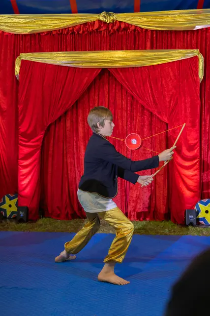 Krönender Abschluss: In einer gemeinsamen Zirkusvorstellung präsentieren die Teilnehmerinnen und Teilnehmer des Rote Nasen Sommercircus ihre erarbeiteten Kunststücke vor Publikum. | Foto: K.Rupp/Rote Nasen