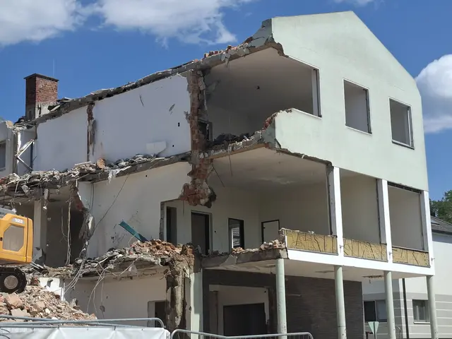 Nach knapp 60 Jahren hat das Gemeindehaus in Pabneukirchen mit Gemeindeamt, Polizeistation, Wohnungen, Heimatstube, Büro für Wassergenossenschaft und mit einem Frisiersalon (ehemals Postamt) ausgedient.   | Foto: Zinterhof