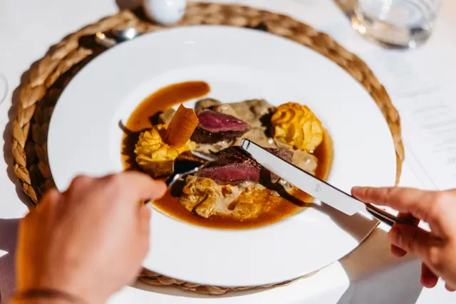 Einer der Höhepunkte des Abends: gegrillter Rehrücken mit Steinpilzen, Erdäpfeln und Rotwein. | Foto: Waldviertel Tourismus, Matthias Streibel