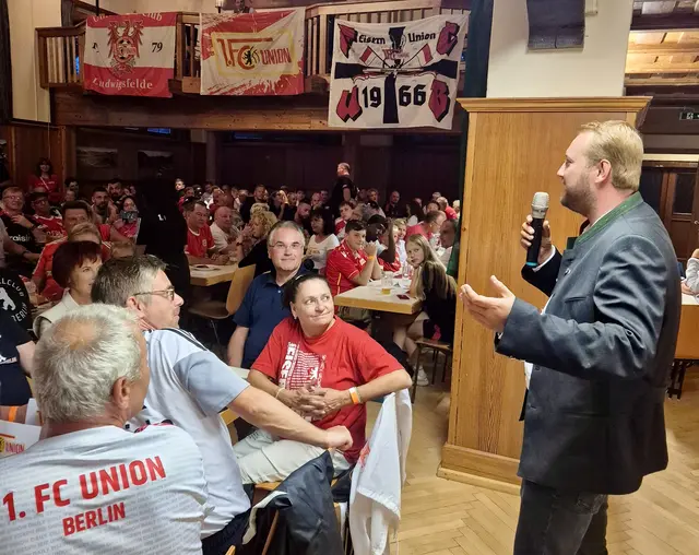 Bürgermeister Christoph Zeiringer bei seiner Ansprache in der Festhalle Irdning | Foto: Marktgemeinde Irdning-Donnersbachtal