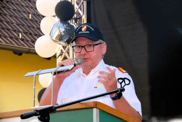 Bereichsfeuerwehrverband Landesfeuerwehrrat Gerald Derkitsch   dankte der Wehr Großhartmannsdorf für die Durchführung des 2. Bereichsfeuerwehrtag und gratulierte den Siegern