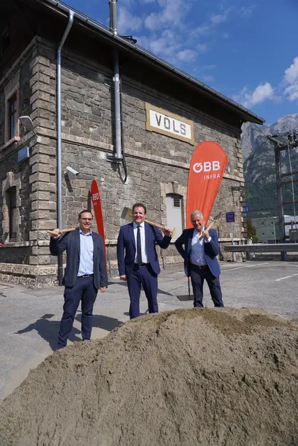 Am 11. August wurde der feierliche Spatenstich am Bahnhof Völs vollzogen.  | Foto: AMG
