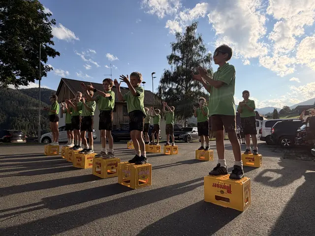 Die Krakauer Freunde Kids präsentierten ihren neuen Bierkisten-Plattler. | Foto: Trachtenverein Krakauer Freunde