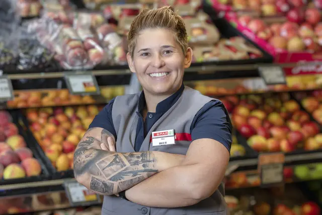 SPAR-Kauffrau Nina Wallner führt seit 2022 selbstständig den SPAR-Supermarkt in Söll/Tirol. | Foto: SPAR