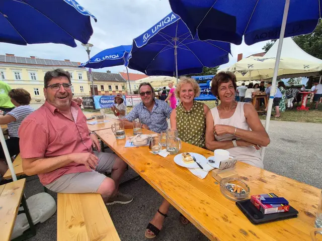 Trotz Hitzewelle kamen zahlreiche Besucher zum traditionellen Feuerwehrfest, auch Bürgermeisterin Margarete Jarmer. | Foto: Edi Poss