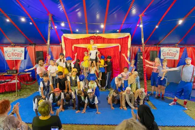 Beim Rote Nasen Sommercircus entdecken Kinder und Jugendliche verschiedene Zirkusdisziplinen und präsentieren ihre Talente auf der Bühne. | Foto: K.Rupp/Rote Nasen