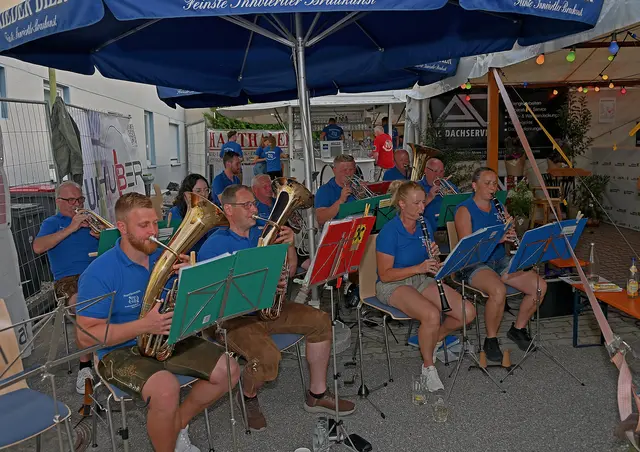 Eine kleine Gruppe des Musikvereins spielt für die Unterhaltung der Gäste. | Foto: MV Antiesenhofen-Reichersberg