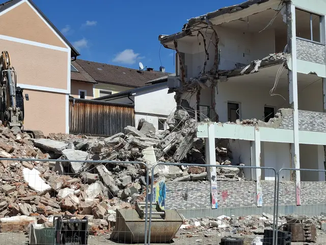 Nach knapp 60 Jahren hat das Gemeindehaus in Pabneukirchen mit Gemeindeamt, Polizeistation, Wohnungen, Heimatstube, Büro für Wassergenossenschaft und mit einem Frisiersalon (ehemals Postamt) ausgedient.   | Foto: Zinterhof