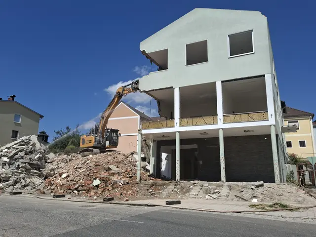 Nach knapp 60 Jahren hat das Gemeindehaus in Pabneukirchen mit Gemeindeamt, Polizeistation, Wohnungen, Heimatstube, Büro für Wassergenossenschaft und mit einem Frisiersalon (ehemals Postamt) ausgedient.   | Foto: Zinterhof