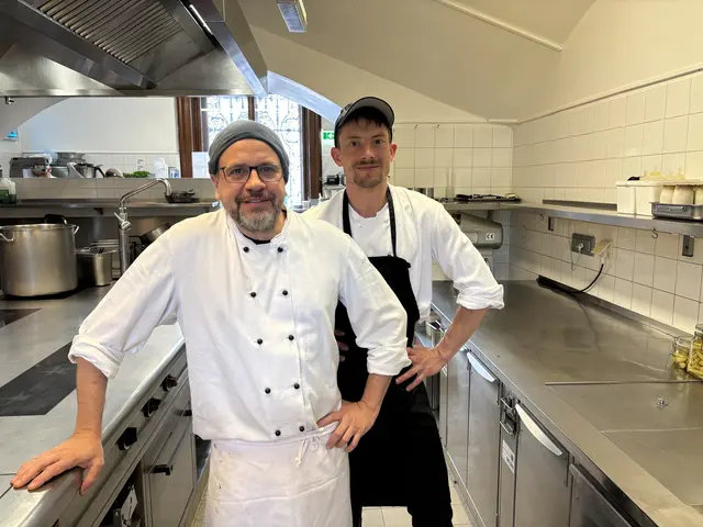 Im Rahmen der 33. Restaurantwoche bieten einige Restaurants in Wien gehobene Küche für einen festen Preis. Chefkoch Christoph Schuch (l.) und sein Sous-Chef Philipp Sternkopf sorgen im Vestibül für den Geschmack.  | Foto: Fabian Franz/MeinBezirk