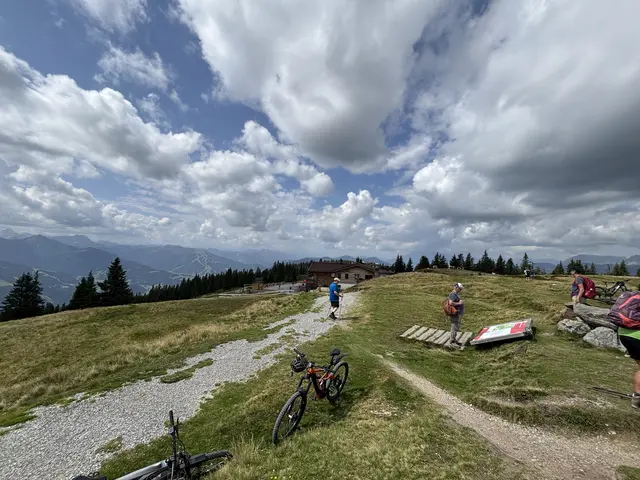 Wanderer und Biker erreichen die Hütte gleichermaßen einfach