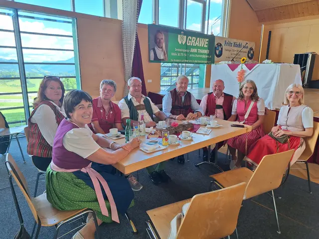 von links: Obfrau des Seniorenbundes Waltraud Siebenhofer, Christine Siebenhofer, Margit Lintschinger, Obmann der Vereinsgemeinschaft Krakauebene Gottfried Lintschinger, Vizebürgermeister Herbert Siebenhofer, Bürgermeister Gerhard Stolz mit Gattin Heidi und Bundesrätin Gabriele Kolar | Foto: Trachtenverein Krakauer Freunde