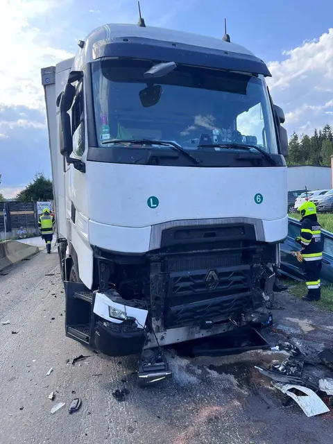 Der ungarische Lenker des Sattelzugs wurde leicht verletzt. | Foto: FF Köppling