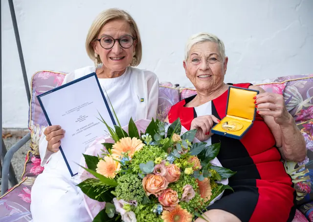 Landeshauptfrau Mikl-Leitner stellte sich bei Jazz Gitti in Leobendorf mit Urkunde, Blumen und natürlich der Ehrenplakette ein.  | Foto: NLK Khittl
