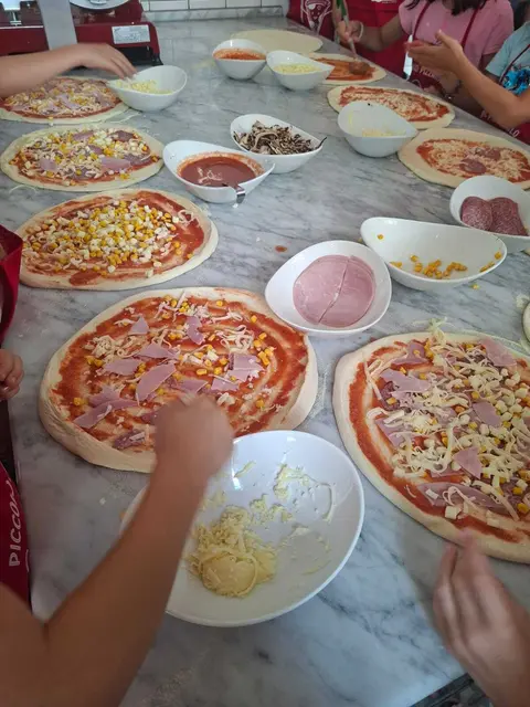
Das Pizzabacken ist Teil des Sommerprogramms „Josefstadt spielt“.  | Foto: Sebastian Berger/BV8