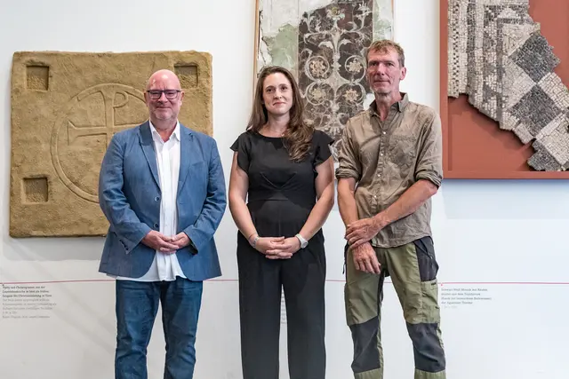 Direktor Andreas Rudigier, Standortleiterin Elisa DeGaetani und Grabungsleiter Martin Auer (v. li.). | Foto: EXPA/Hans Groder
