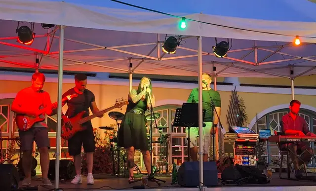„Tonspur 6“ sorgte mit ihrem abwechslungsreichen Mix aus Austropop-, Pop- und Rock-Klassikern für beste Stimmung. Die Band überzeugte mit viel Live-Energie und riss das Publikum schnell mit. | Foto: Kulturforum Ratten