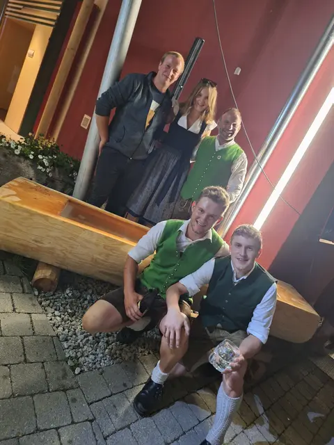 Siegerin Annalena Fixl mit Daniel Knapp (Schnitzer des Brunnens; links hinten) und Obmann Peter Moser und vorne Lukas Siebenhofer (Schnitzer des Brunnens) und einem Gastschuhplattler | Foto: Trachtenverein Krakauer Freunde