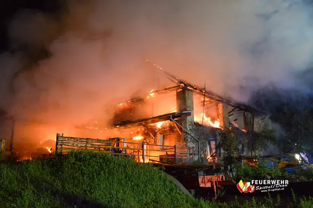 Wirtschaftsgebäude stand in Vollbrand. | Foto: Feuerwehr Spittal/Drau