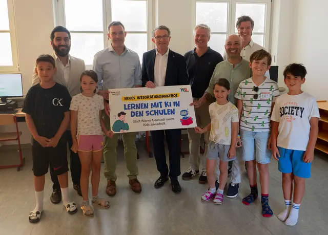 Integrationsgemeinderat Kanber Demir (Liste Demir), Bildungsstadtrat Philipp Gruber, Integrationsstadtrat Franz Piribauer (beide ÖVP), Rainer Mock (Gruppenleiter Schulen), Integrationskoordinator der Stadt Can Grundner und Thomas Thaler (KI-Lernsoftware "Lumivara") mit Leon, Sofia, Lia, Batu und Antonio. | Foto: Stadt Wiener Neustadt/Maurer