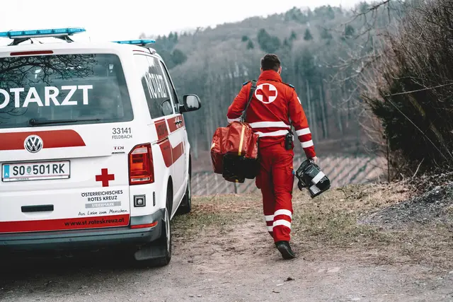 Zwei Notärzte konnten laut Polizei nur noch den Tod des 32-Jährigen feststellen. (Symbolbild)  | Foto: Rotes Kreuz/Trummer