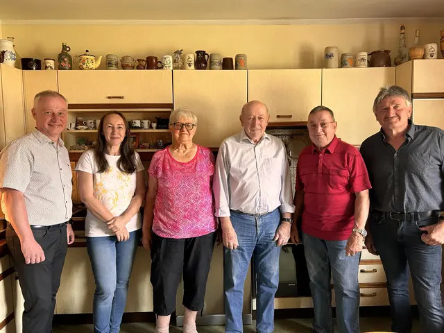 Bürgermeister Andreas Kozar, Michaela Friedrich, Martha und Karl Kainz, Josef Pfeiffer, Geschäftsführender Gemeinderat und Ortsvorsteher Walter Redl. | Foto: Gemeinde Reingers