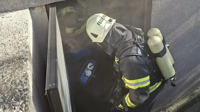 Feuerwehrleute bei dem Einsatz mit schwerem Atemschutz am Montag-Nachmittag. | Foto: FF Klam