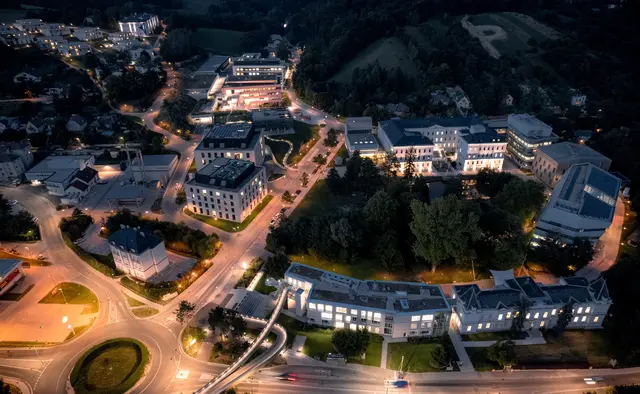 Die Studie wurde in Nature von Forschenden des Institute of Science and Technology Austria (ISTA) – hier ist der Campus des Instituts in Klosterneuburg (Niederösterreich) bei Nacht zu sehen – und internationalen Kooperationspartner:innen veröffentlicht.  | Foto: ISTA