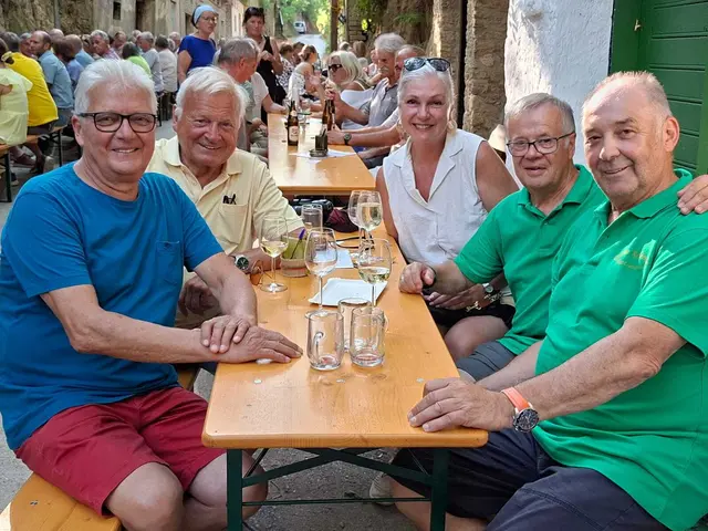 Illustre Kellerrunde. Die Musiker Franz Horacek, Oslansky Fritz, Redakteurin Regina Courtier, Musiker Fredi Gradinger und Kellergassenfex und Festinitiator Joschi Schäfer. | Foto: Joschi Schäfer
