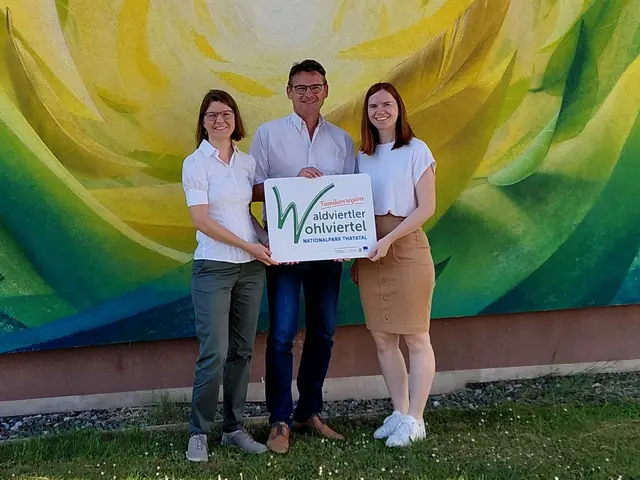 Neue Geschäftsführerin Verena Manhart, Obmann Franz Linsbauer und Projektmanagerin Daniela Zach. | Foto: LEADER