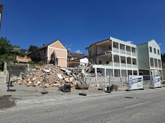 Nach knapp 60 Jahren hat das Gemeindehaus in Pabneukirchen mit Gemeindeamt, Polizeistation, Wohnungen, Heimatstube, Büro für Wassergenossenschaft und mit einem Frisiersalon (ehemals Postamt) ausgedient.   | Foto: Zinterhof