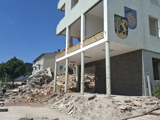 Nach knapp 60 Jahren hat das Gemeindehaus in Pabneukirchen mit Gemeindeamt, Polizeistation, Wohnungen, Heimatstube, Büro für Wassergenossenschaft und mit einem Frisiersalon (ehemals Postamt) ausgedient.   | Foto: Zinterhof