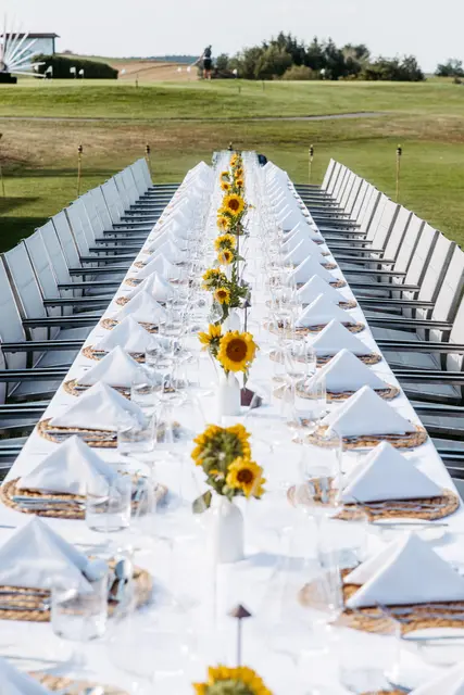 Die lange Tafel wurde unmittelbar am Green gedeckt und machte die Landschaft selbst zu einem Teil des Genusserlebnisses. | Foto: Waldviertel Tourismus, Matthias Streibel
