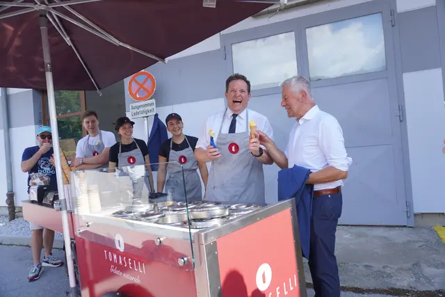 Zuerst Schaufel, dann Eiskelle, LR Zumtobel weiß wie man aushebt.  | Foto: AMG