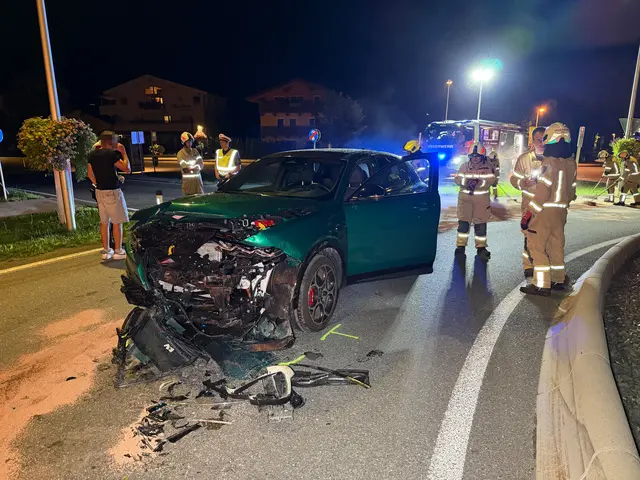 Bei dem Verkehrsunfall in Söll kam es im Bereich eines Kreisverkehrs zu einer Frontalkollision. An beiden Fahrzeugen entstand Totalschaden. | Foto: zoom.tirol