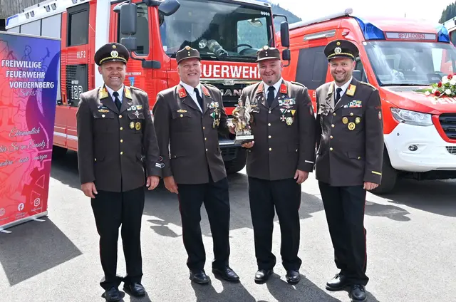 Bereichsfeuerwehrkommandant OBR Alexander Siegmund (rechts) und Bereichsfeuerwehrkommandant-Stellvertreter BR Andreas Köck (links) übergaben als Präsent des BFV Leoben eine Florianistatue an das Vordernberger Kommando. | Foto: BFV Leoben