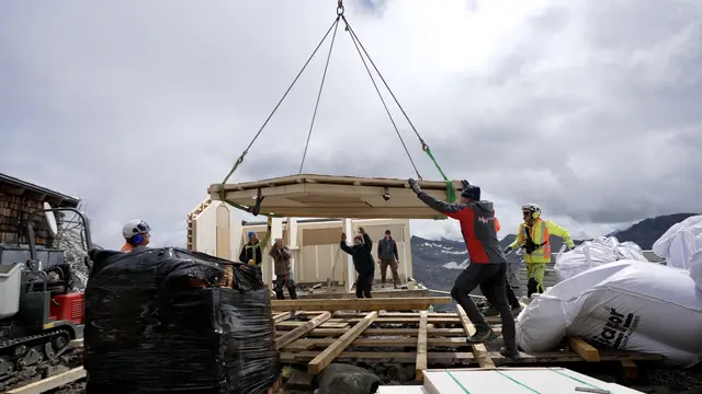 Neben einer Großbaustelle und schwierigen Bedingungen durch Schnee und Helikopterflüge beschäftigt sie vor allem die Wasserversorgung. | Foto: BR Alpin/Trischler