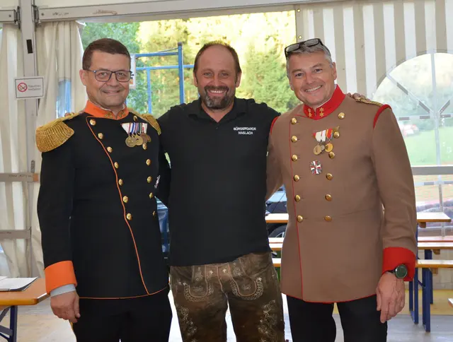 Hauptmann Claus Helmhart, Zugsführer und Rekord-Schütze Josef Sigl und Oberleutnant Martin Wild, v. l.  | Foto: Grubmüller